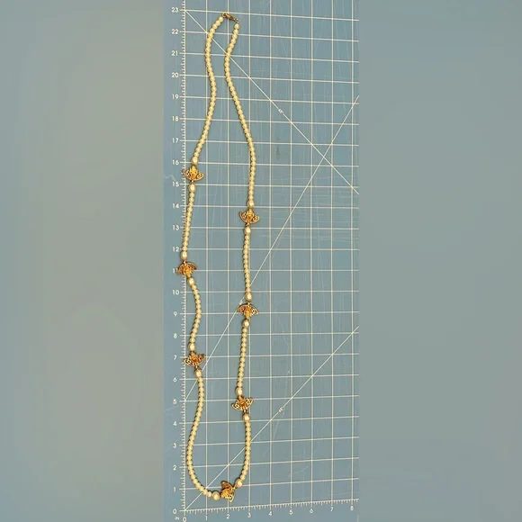 Cream Edison Pearls and Goldtone Bee Statement Necklace 47” Long - Picture 2 of 3